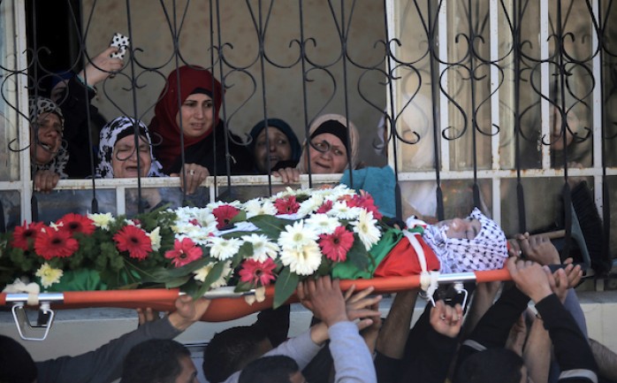 مواطنون يشاركون في تشييع جثمان أحد الشهداء في الضفة الغربية (أرشيف).